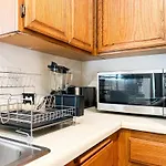 Comfy 2-Bedroom Home In Hollywood